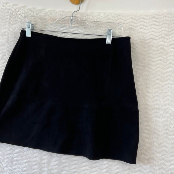 Kendall & Kylie Faux Suede Black Exposed Bronze Zipper Mini Skirt Size Medium - Picture 4 of 9